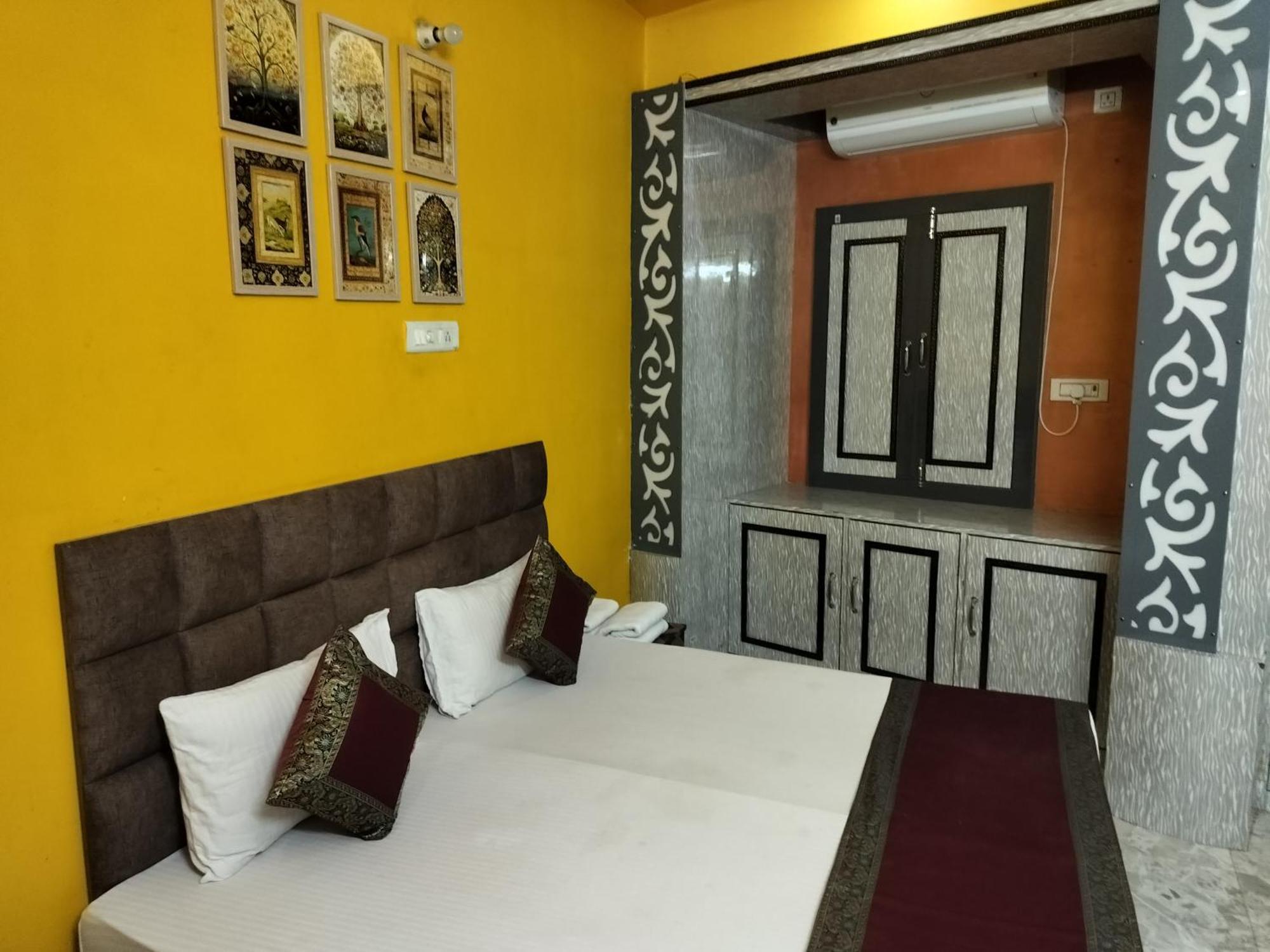 Trinetra Inn Varanasi Zimmer foto